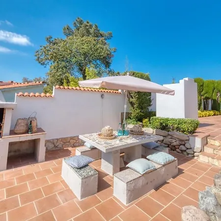 Villa Montbarbat Sleeps 8 Pool